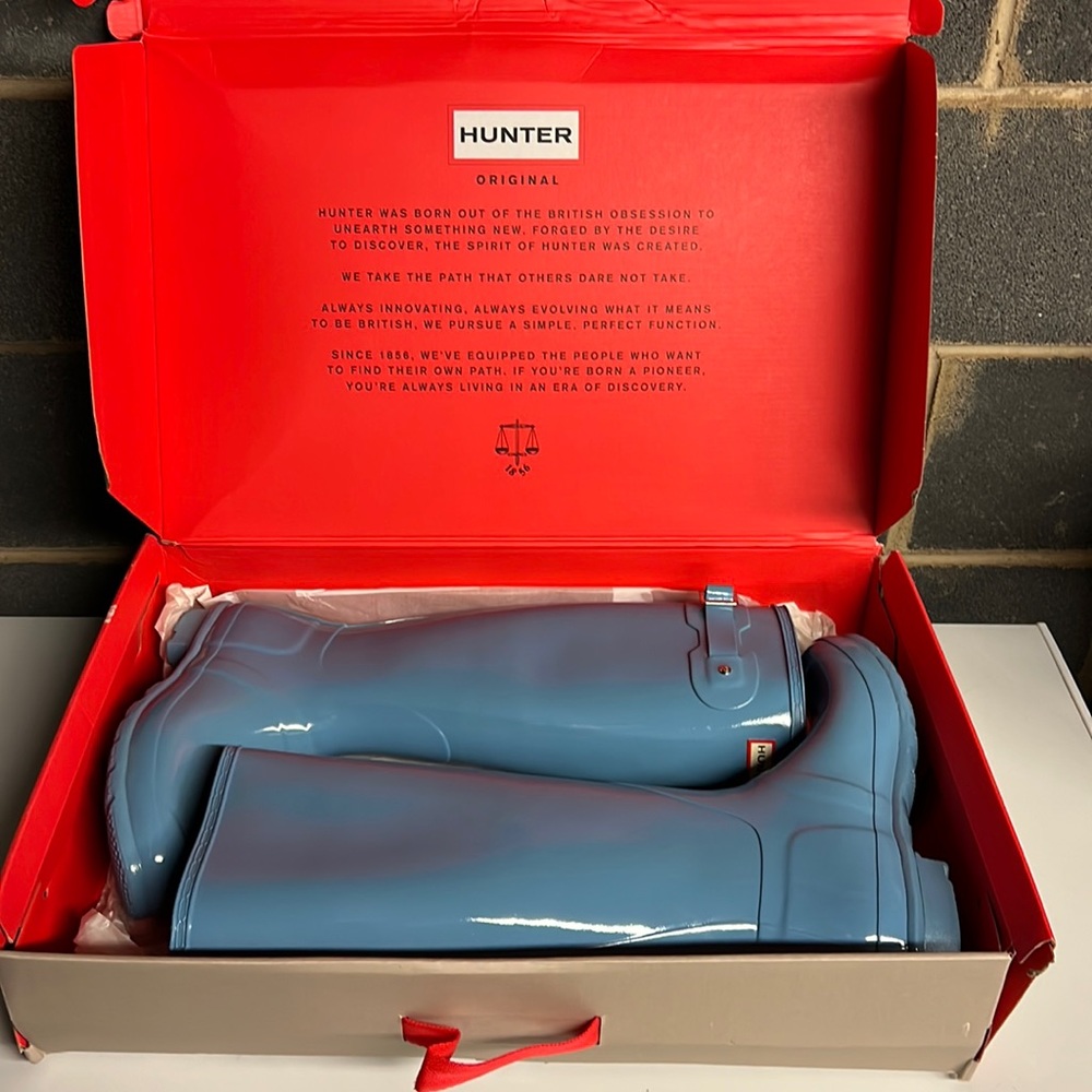 NEW IN BOX Hunter Pale Blue Tall Rain Boot. Glossy. Size 9